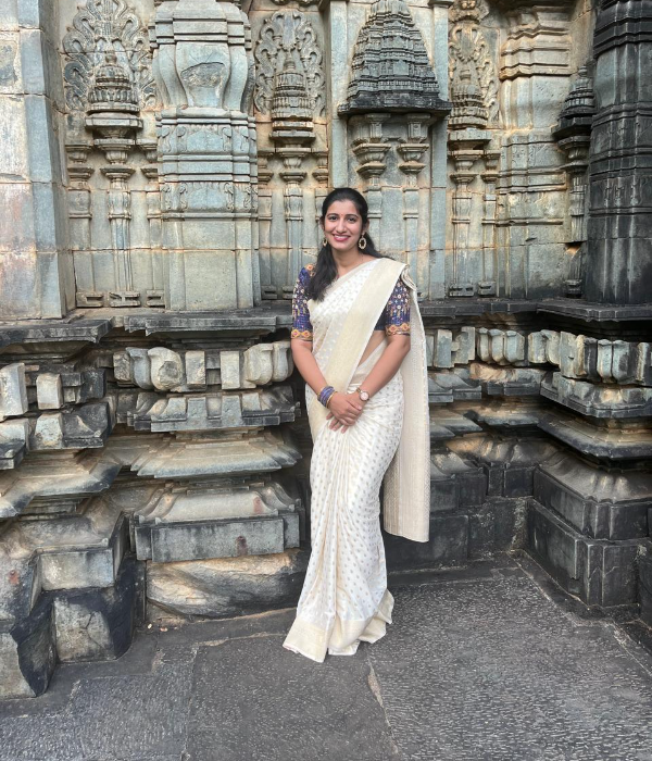 https://nayakavaduvararavedike.com/v-uploads/v-profiles/female.png