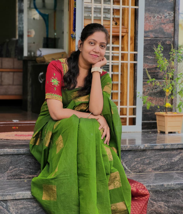 https://nayakavaduvararavedike.com/v-uploads/v-profiles/female.png